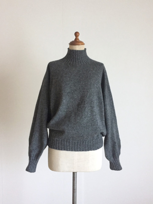 ダークグレー（濃い杢グレー）のハイネックセーター ウール100