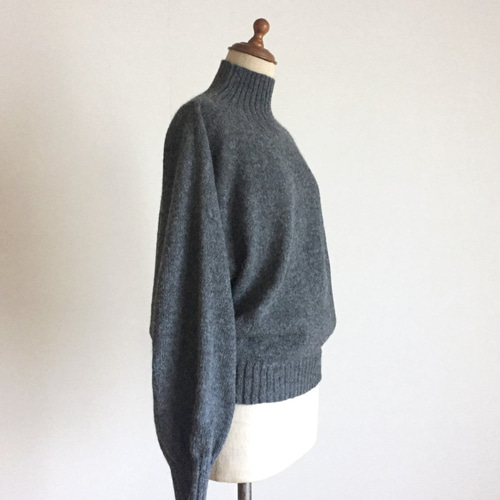 ダークグレー（濃い杢グレー）のハイネックセーター ウール100
