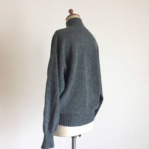 ダークグレー（濃い杢グレー）のハイネックセーター ウール100