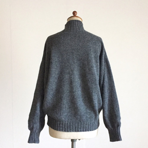 ダークグレー（濃い杢グレー）のハイネックセーター ウール100