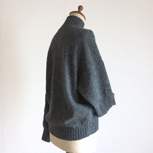 ダークグレー（濃い杢グレー）のハイネックセーター ウール100