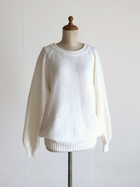 ラグランスリーブのリブ編みセーター　白　洗える毛糸100％ 1枚目の画像