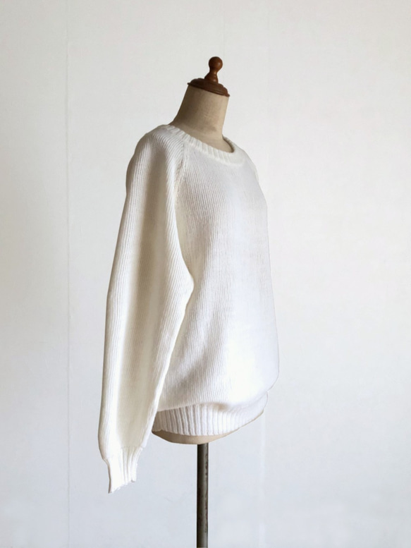 ラグランスリーブのリブ編みセーター　白　洗える毛糸100％ 2枚目の画像