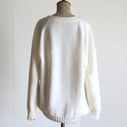 ラグランスリーブのリブ編みセーター　白　洗える毛糸100％ 3枚目の画像