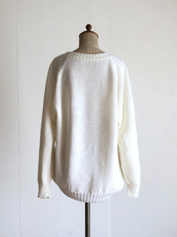ラグランスリーブのリブ編みセーター　白　洗える毛糸100％ 3枚目の画像