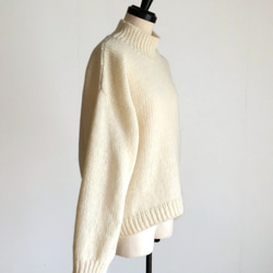オフ白 の ゆったり　太糸編みセーター　ウール 100％ 2枚目の画像