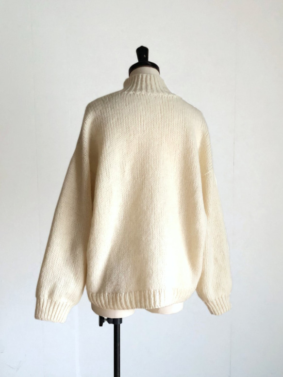 オフ白 の ゆったり　太糸編みセーター　ウール 100％ 4枚目の画像