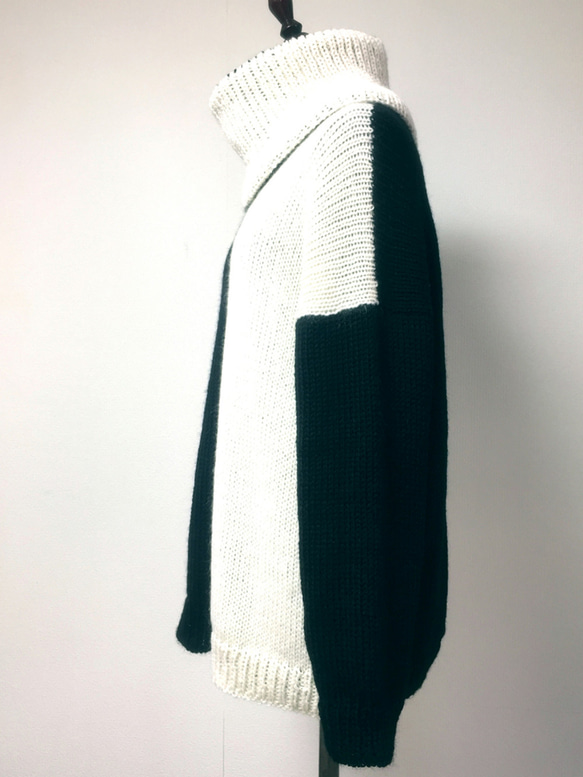 白黒スヌード付きセーター　　極太ウール100％ 2枚目の画像