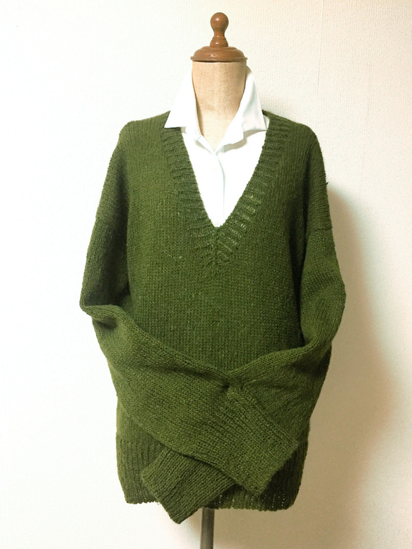 ピスタチオグリーンのVネックセーター　　ネップヤーンウール100% 1枚目の画像