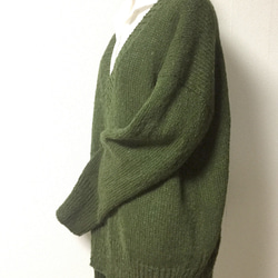 ピスタチオグリーンのVネックセーター　　ネップヤーンウール100% 3枚目の画像