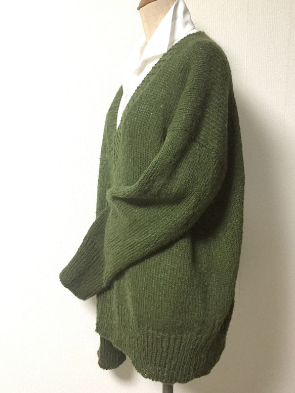 ピスタチオグリーンのVネックセーター　　ネップヤーンウール100% 3枚目の画像