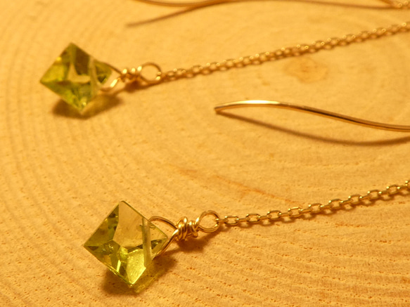 【 K１０YG 】Square  Peridots  AAAA  pierced earrings 1枚目の画像