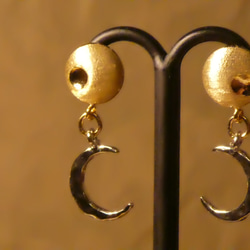 【 チタン 】満月と三日月 pierced earrings Titan 2枚目の画像
