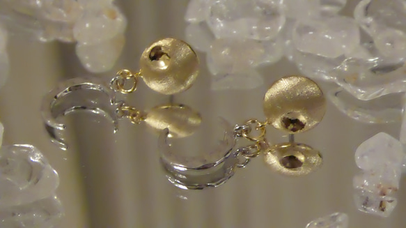 【 チタン 】満月と三日月 pierced earrings Titan 3枚目の画像