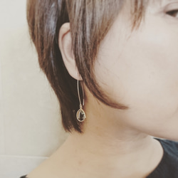 【 16kgp 】【 14kgf ＋500 】charcoal gray glass pierced earrings 2枚目の画像