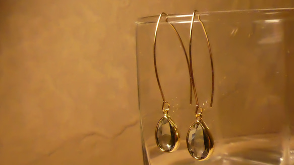 【 16kgp 】【 14kgf ＋500 】charcoal gray glass pierced earrings 4枚目の画像