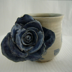 ばらのカップ　美しい立体的なばらの花がついた陶製カップ 2枚目の画像