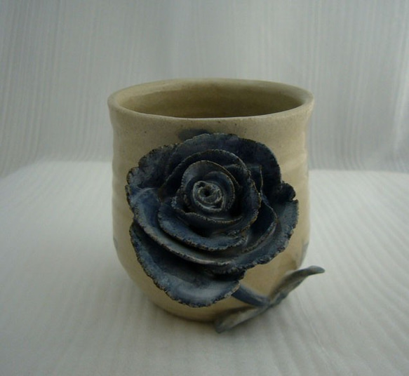 ばらのカップ　美しい立体的なばらの花がついた陶製カップ 2枚目の画像