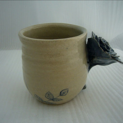 ばらのカップ　美しい立体的なばらの花がついた陶製カップ 3枚目の画像