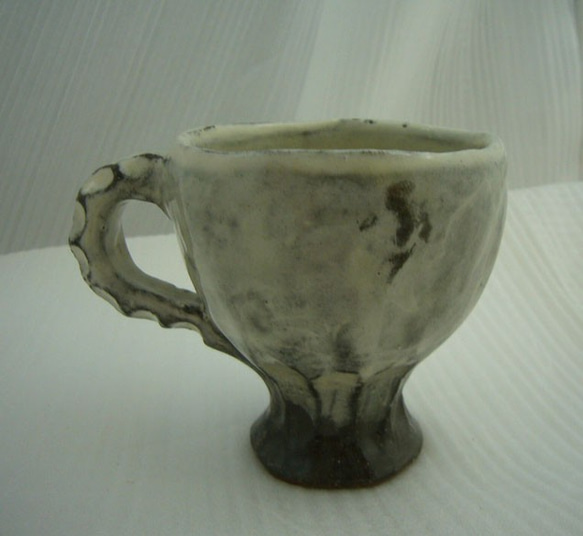 味わい深い手びねり手彫りの　コーヒーがおいしくなる　粉引きのカップ 2枚目の画像