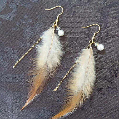 ベージュフェザー ロングピアス＊パール スワロフスキー ピアス 