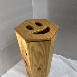天然木　杉材　六角形　笑顔なゴミ箱　一点物　手造り 1枚目の画像