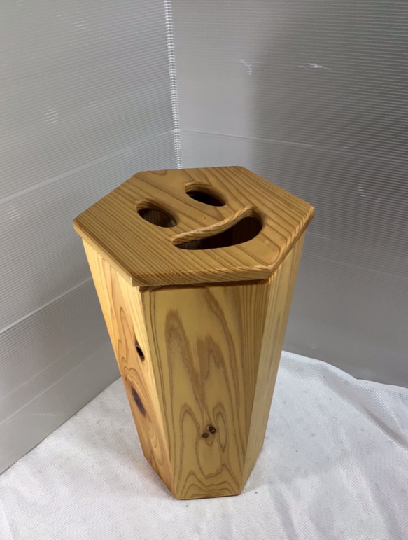 天然木　杉材　六角形　笑顔なゴミ箱　一点物　手造り 1枚目の画像