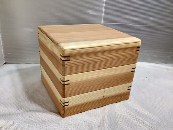 天然木　国産　柾目杉材　三段重箱／弁当箱／お菓子箱　手造り 1枚目の画像
