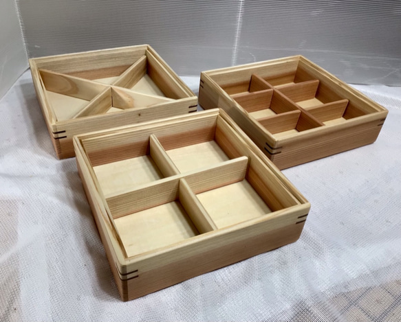 天然木　国産　柾目杉材　三段重箱／弁当箱／お菓子箱　手造り 4枚目の画像