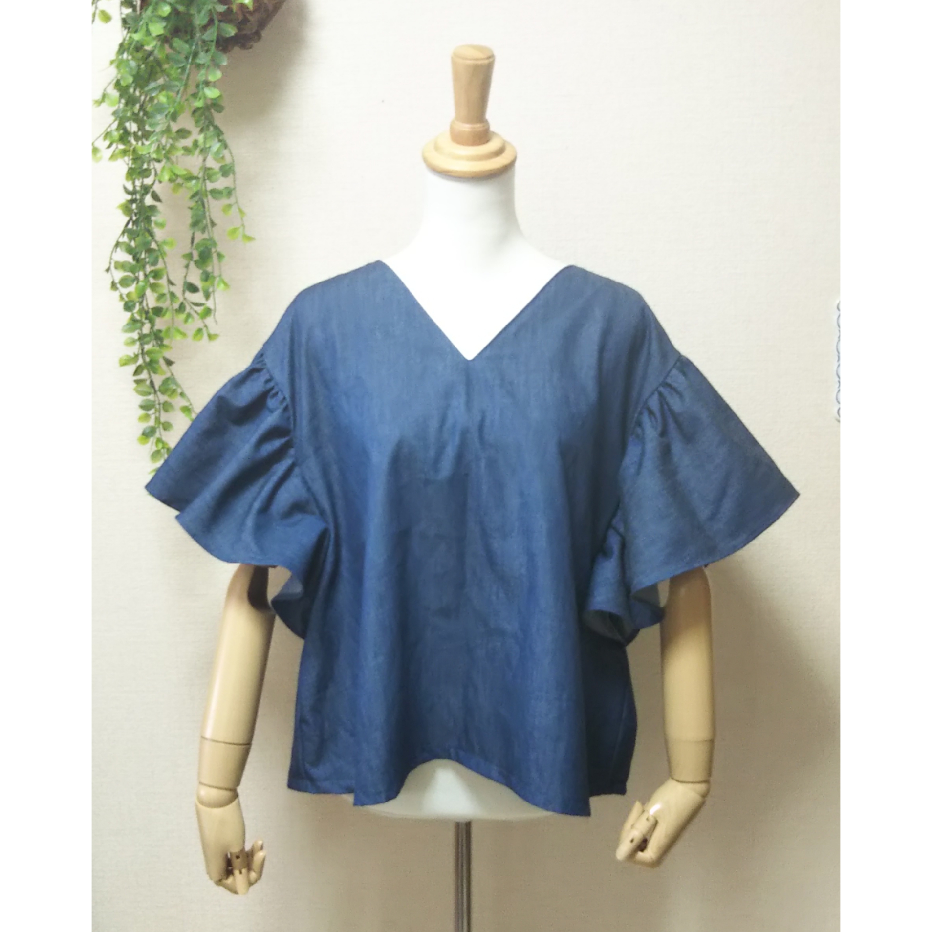 岡山デニムの後ろリボンがかわいい大きなフリル袖のシャツ (Vネック)