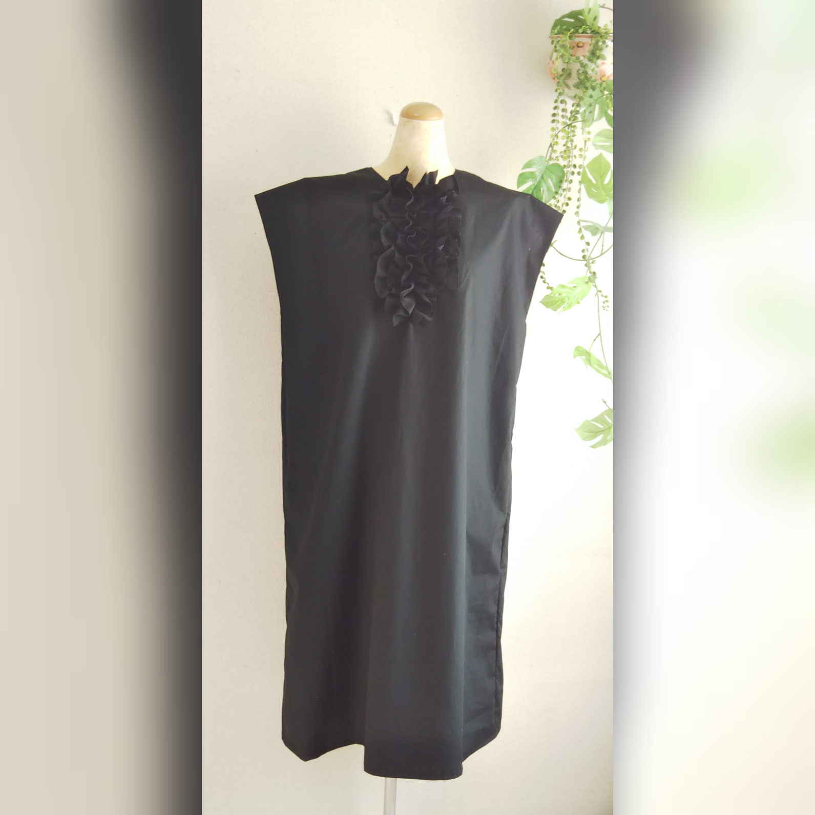 胸元フリルのワンピース 5,810円