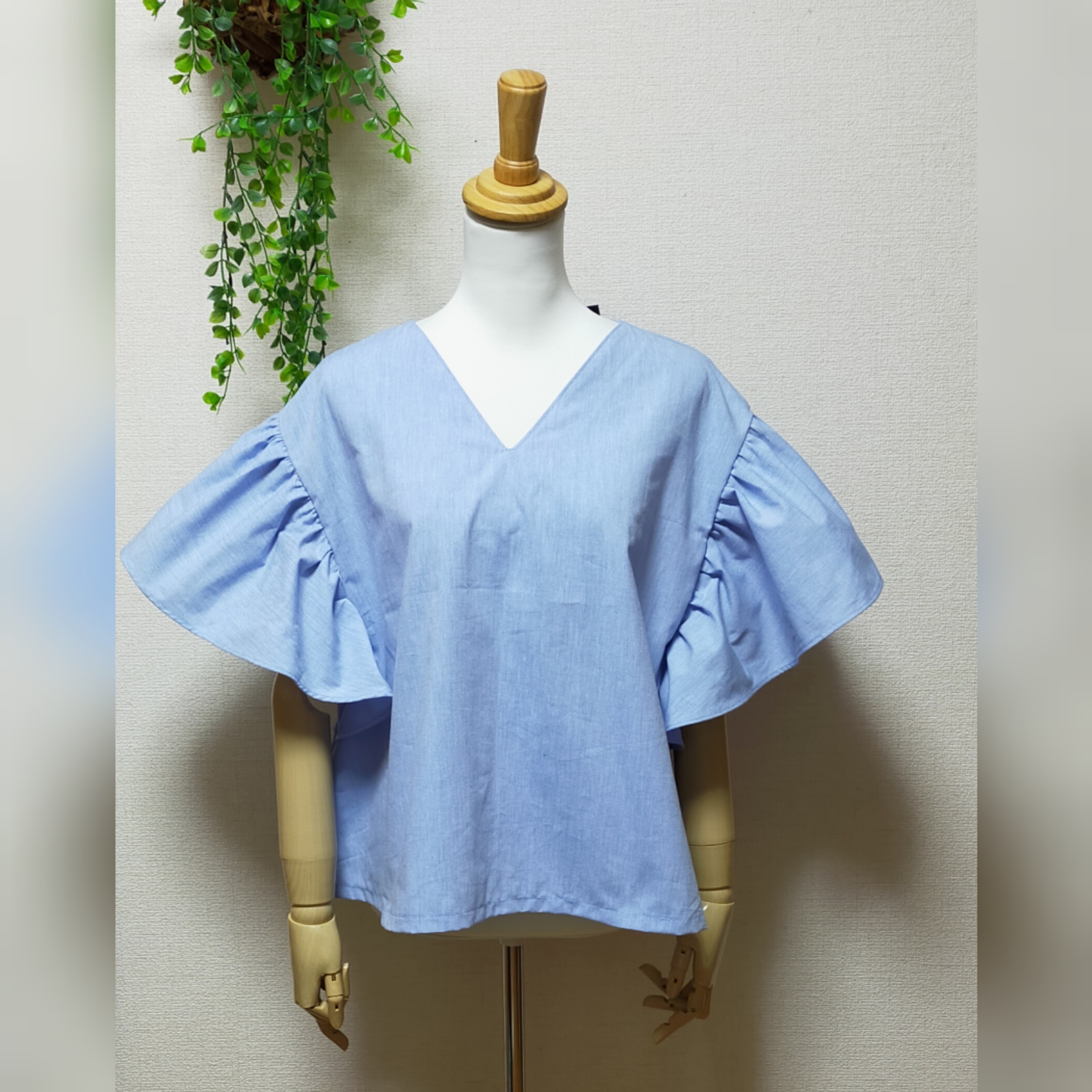 カラーが豊富！後ろリボンがかわいい大きなフリル袖のシャツ (Vネック)