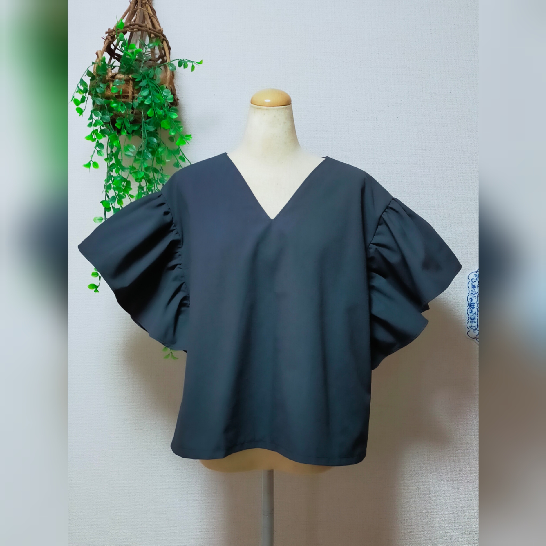 カラーが豊富！後ろリボンがかわいい大きなフリル袖のシャツ (Vネック)