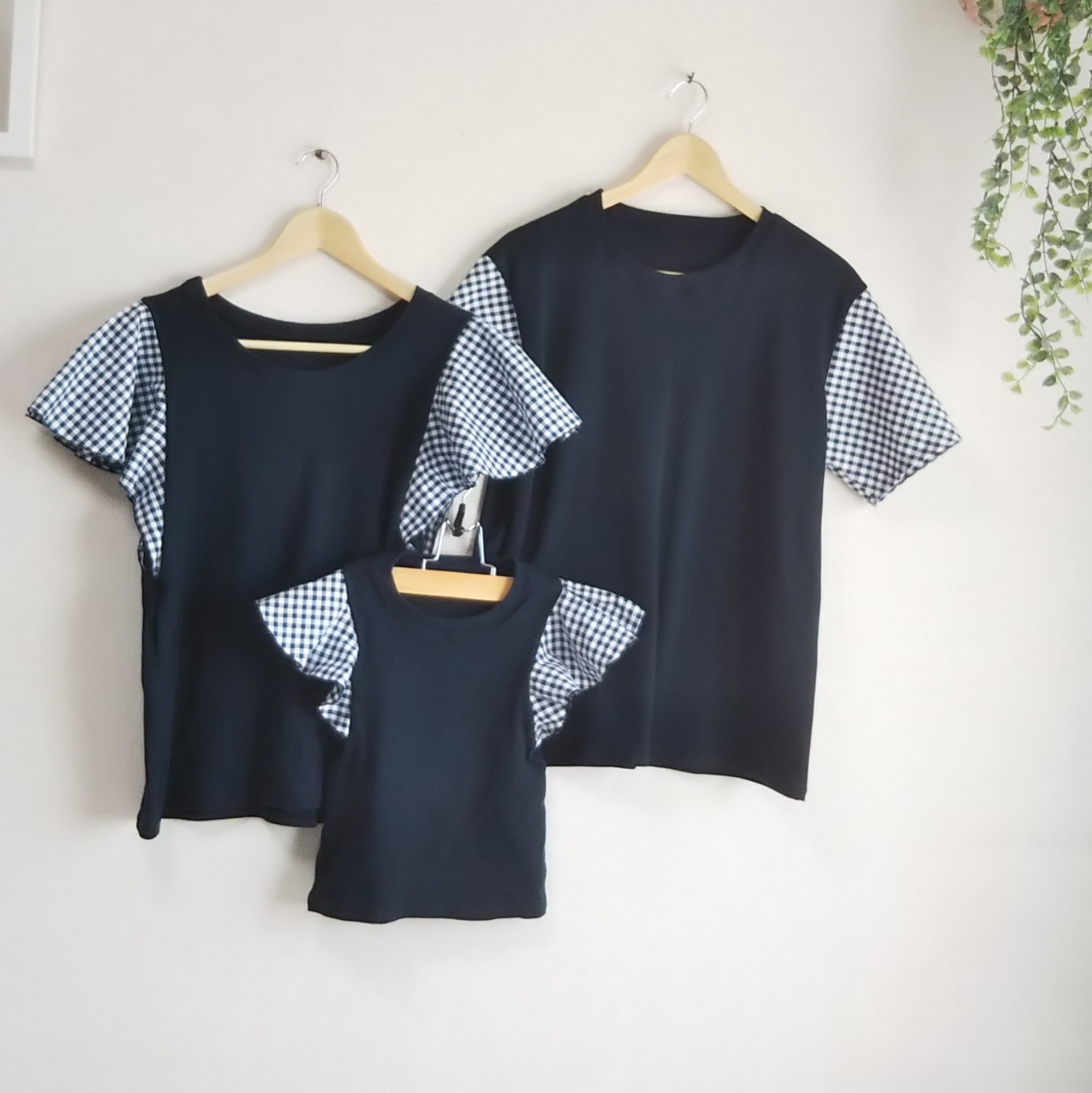 家族でリンクコーデ(女の子)♥️ギンガムチェックのひらひら袖Tシャツ＆ギンガム袖Tシャツ
