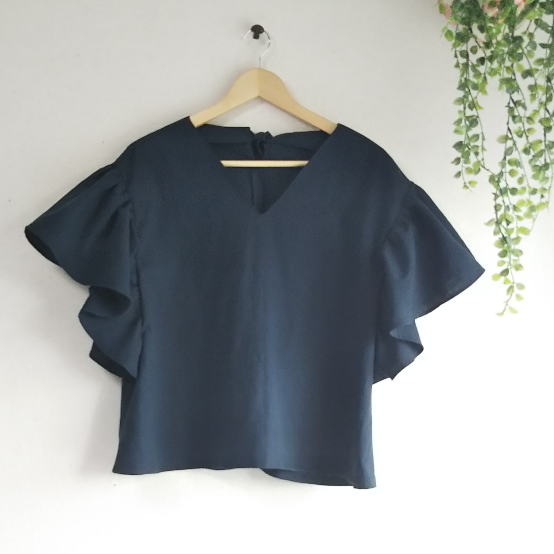 カラーは40色❗コットンリネンの後ろリボンがかわいい大きなフリル袖のシャツ (Vネック)