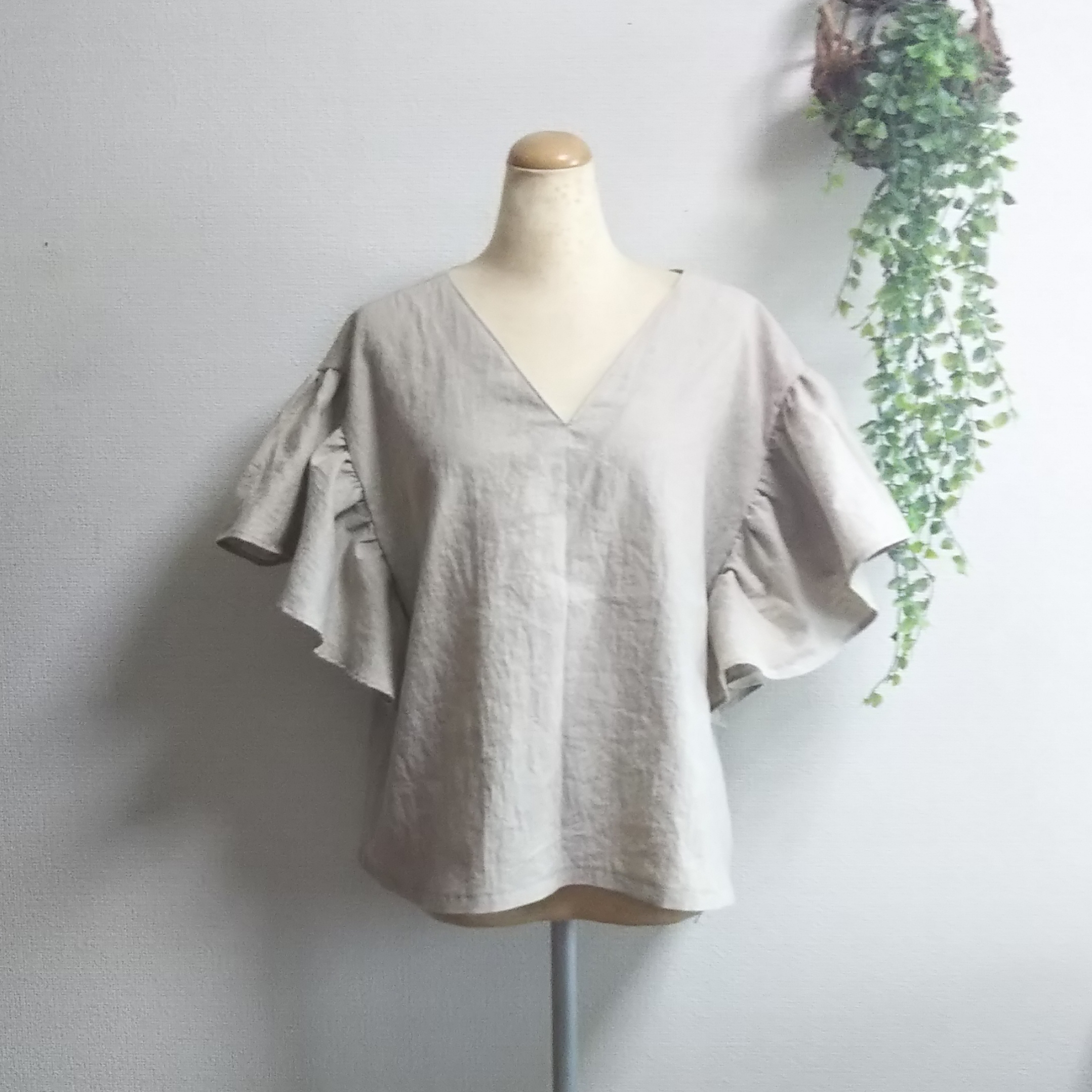 カラーは33色❗コットンリネンの後ろリボンがかわいい大きなフリル袖のシャツ (Vネック)