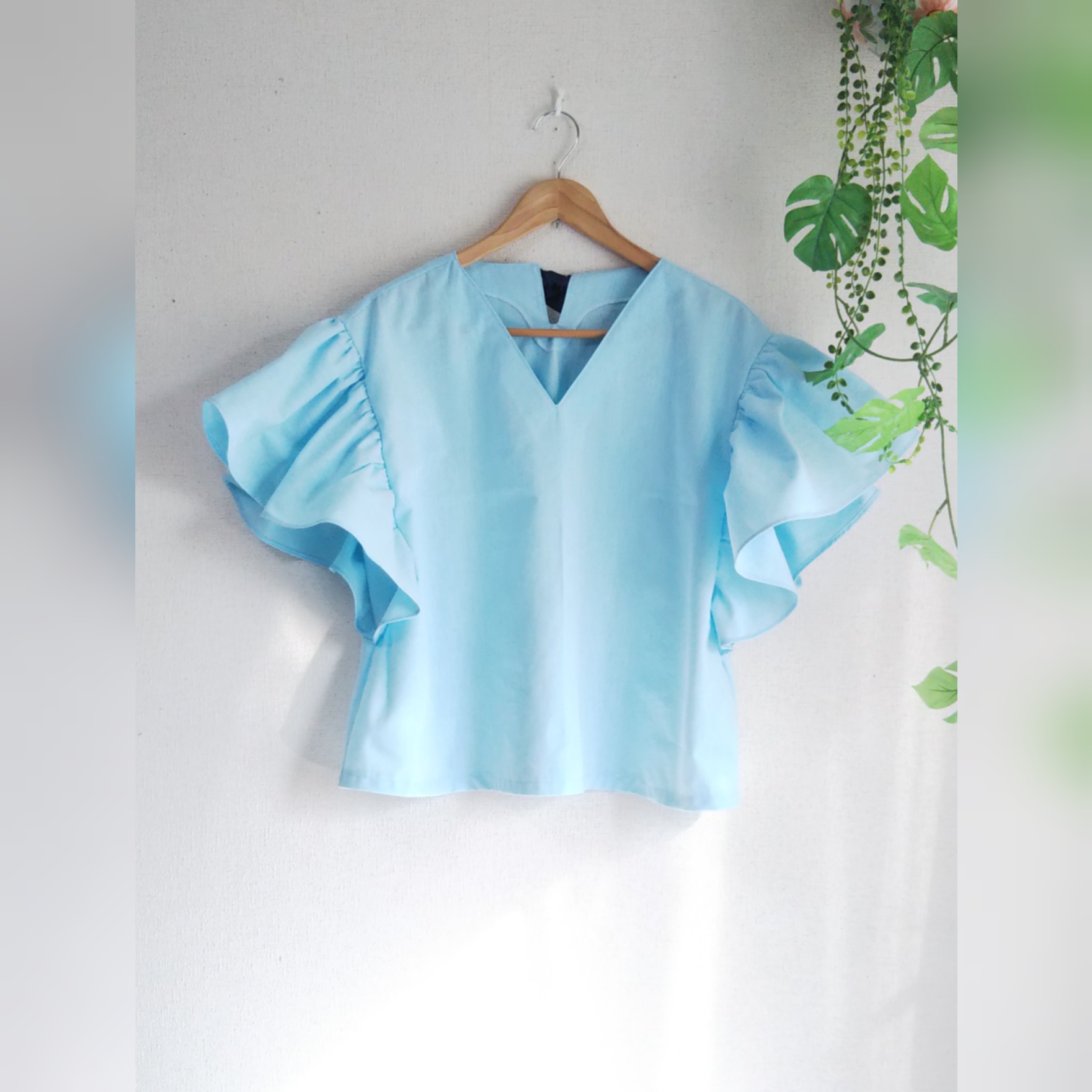 カラーが豊富！後ろリボンがかわいい大きなフリル袖のシャツ (Vネック)