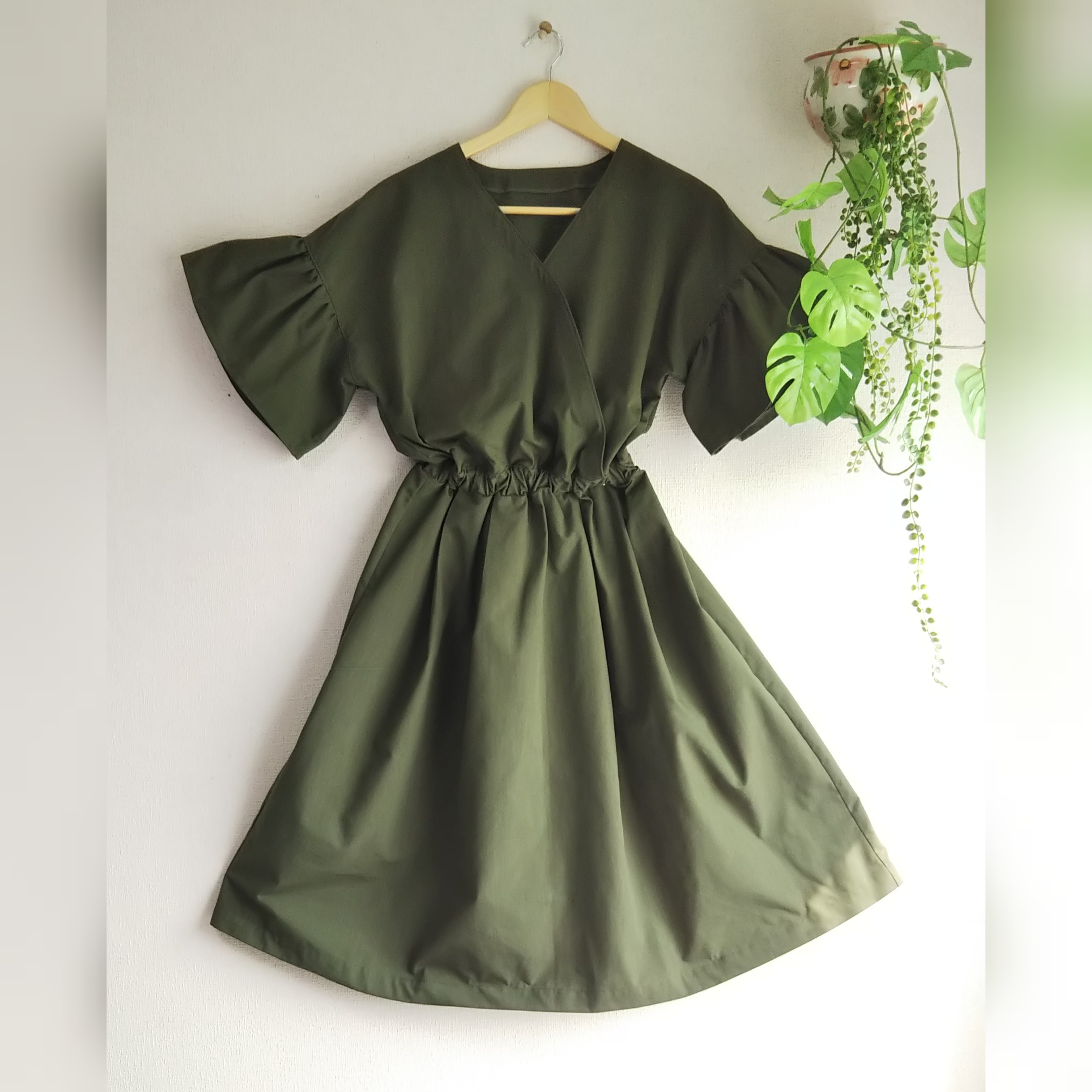 カラーが豊富‼️5分丈フリル袖のカシュクールワンピース