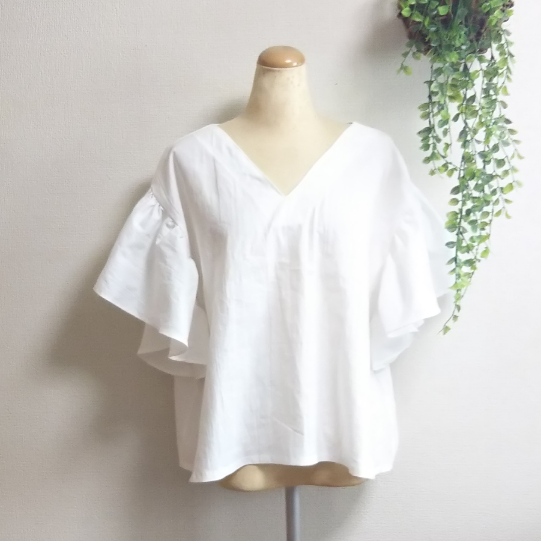カラーが豊富❗コットンリネンの後ろリボンがかわいい大きなフリル袖のシャツ (Vネック)