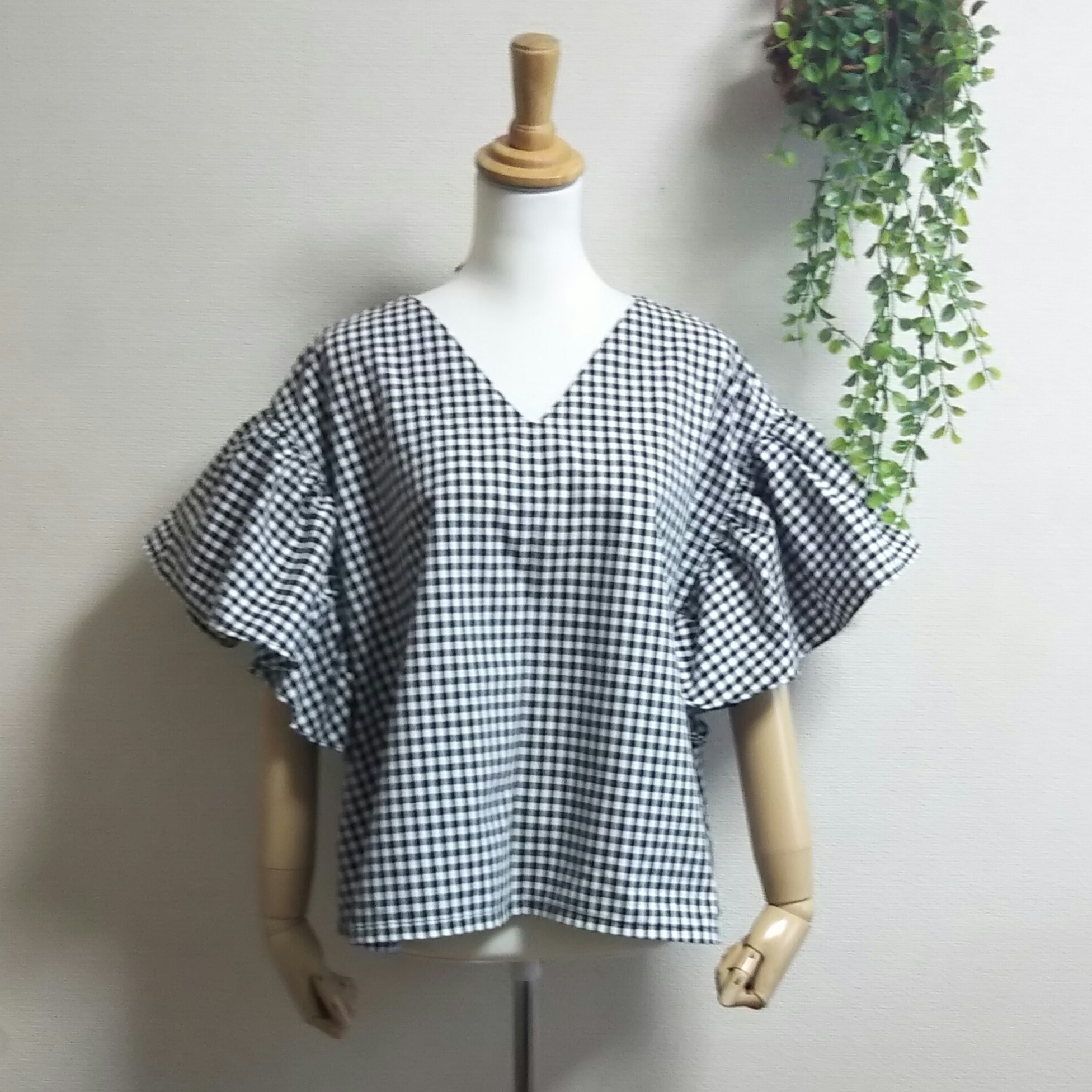 カラーが豊富！ギンガムチェックの後ろリボンがかわいい大きなフリル袖のシャツ (Vネック)