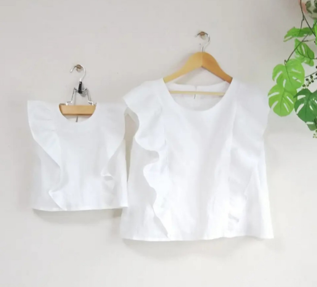 カラーは33色❗親子でお揃い❗コットンリネンの肩フリルシャツ