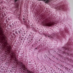 フランス製 スヌードケープ 草木染めシルクモヘア糸使用　コチニールパープル [一目ゴム編み] 2枚目の画像