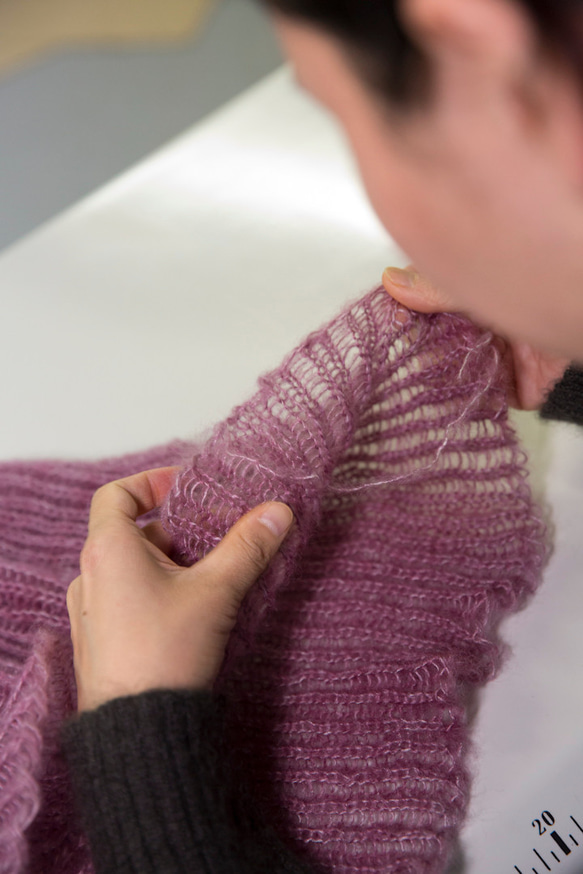 フランス製 スヌードケープ 草木染めシルクモヘア糸使用　コチニールパープル [一目ゴム編み] 6枚目の画像