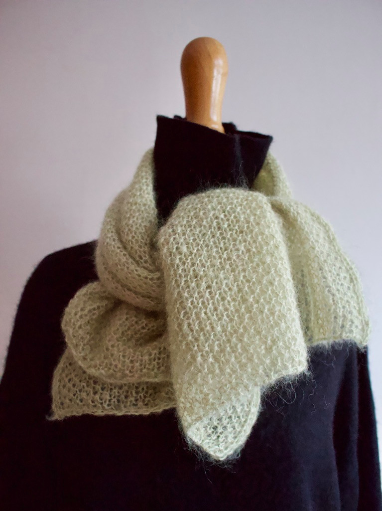 フランス製 たんぽぽグリーンのストール 草木染めシルクモヘア糸使用　 [かのこ編み]