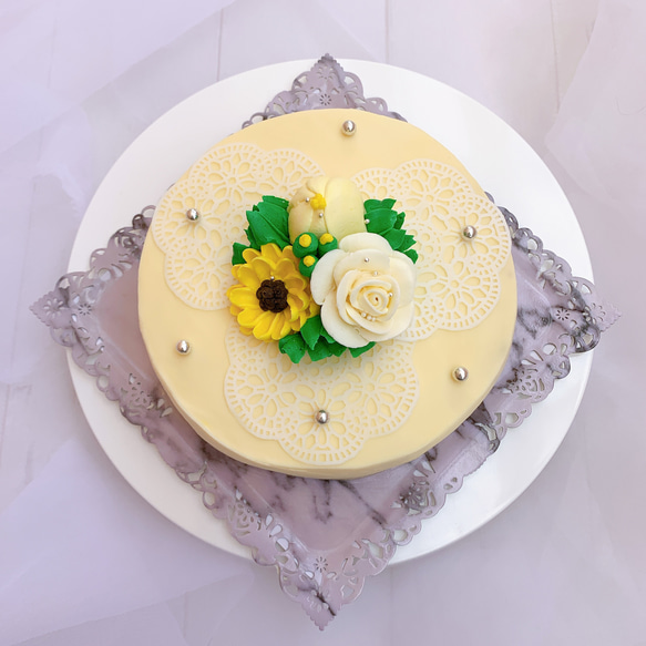 黄色いお花とシュガーレースのフラワーケーキ(バタークリームケーキ、チーズケーキ味） 1枚目の画像