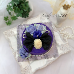 ブラックレースのリボンと紫のバラのフラワーケーキ(バタークリーム