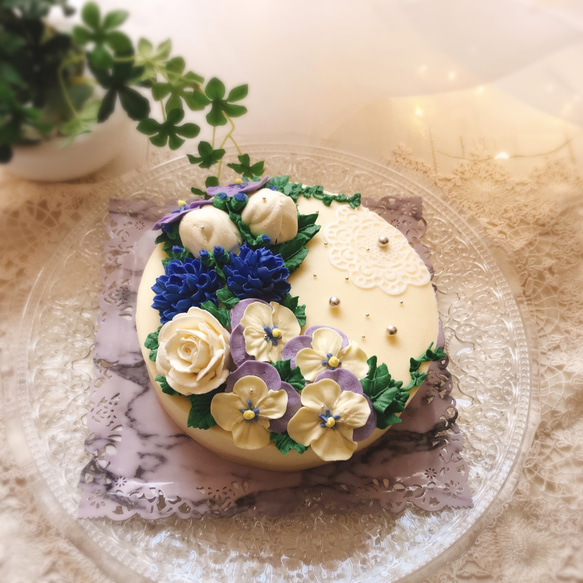 シュガーレースと青い花畑のケーキ(レモンピール味） 1枚目の画像