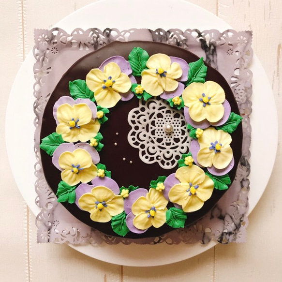シュガーレースとパンジーリースのチョコレートケーキ 1枚目の画像