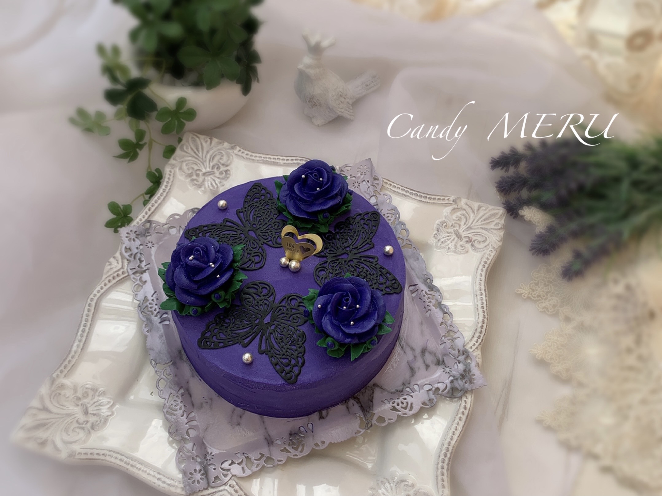 紫のバラと蝶のフラワーケーキ(バタークリームケーキ、チーズケーキ味）