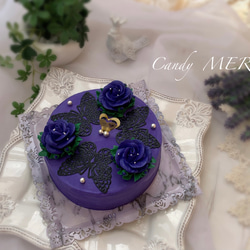 紫のバラと蝶のフラワーケーキ(バタークリームケーキ、チーズケーキ味） 1枚目の画像